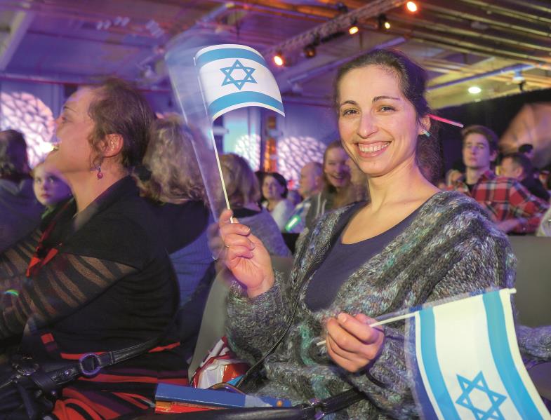 Zuschauerin bei der jüdischen Tanz- und Musikshow Jewrovision in Köln