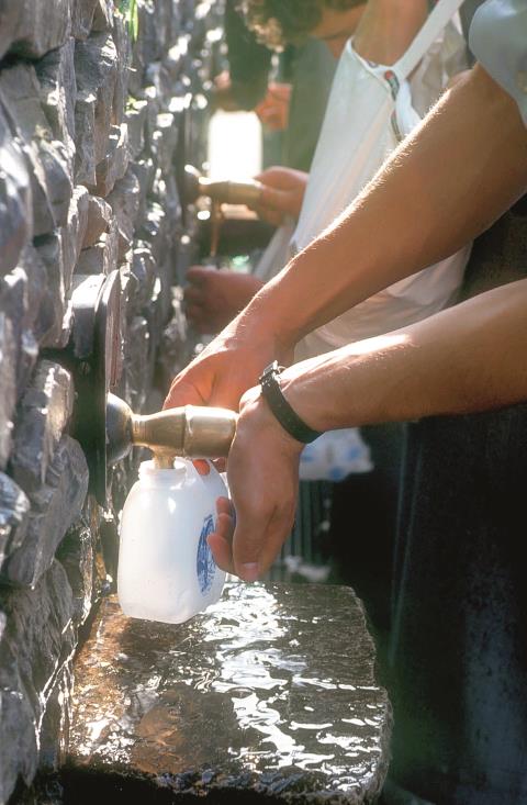 Pilger füllen Wasser ab