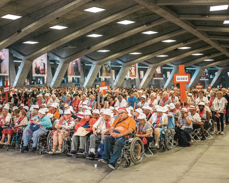 Pilger in Rollstühlen