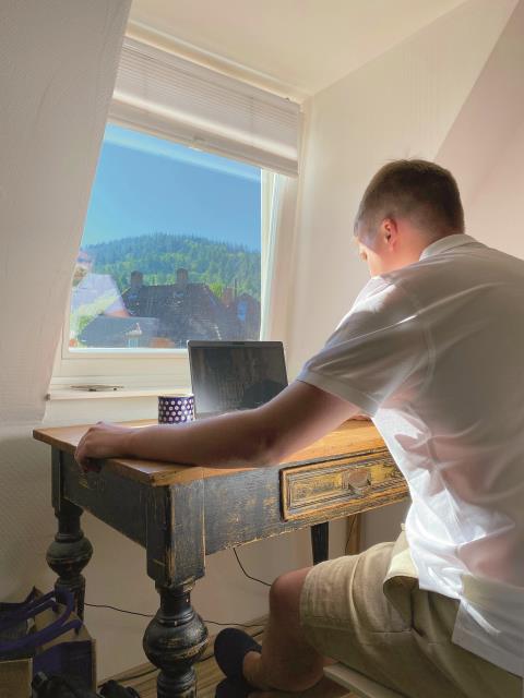 Jonas Mieves vorm Computer