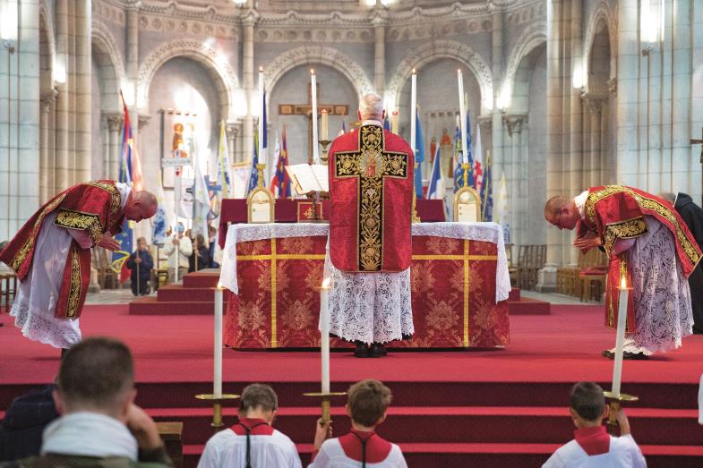 Tridentinisches Hochamt in der Basilika von Saint Laurent-sur-Sèvre, Frankreich. Dort sehen einige die kirchliche Einheit durch die „Alte Messe“ gefährdet.