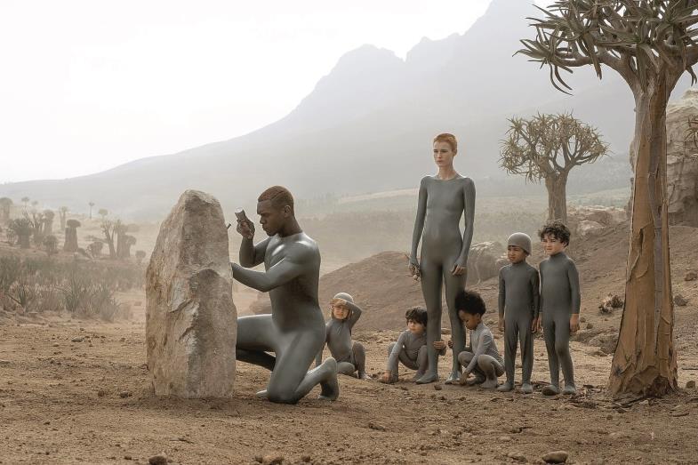 Filmszene: Roboter erziehen Kinder