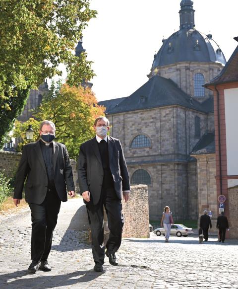 „Wunderbare, ganz unterschiedliche Chefs“: Pater Hans Langendörfer (re.) mit Georg Bätzing, seit 2020 Vorsitzender der Deutschen Bischofskonferenz