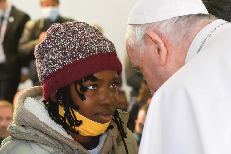 Wie die Augen dieses geflüchteten Mädchens ist die Aufmerksamkeitder Welt auf den Papstgerichtet. Auf Lesbos hat Franziskus jetzt erneutmit eindringlichen Wortenan das Schicksal vonMenschen auf der Flucht erinnert und konkreteHilfen eingefordert.