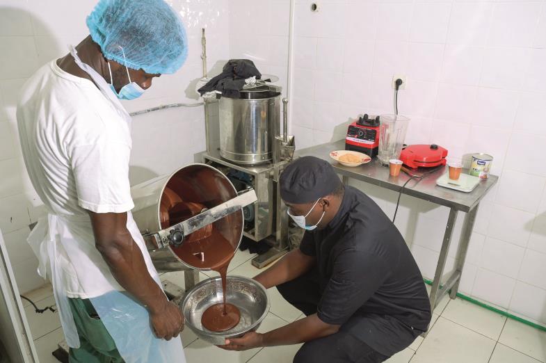 Axel Emmanuel Gbaou stellt Schokolade her.