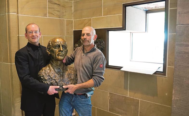 Christian Hermes (links) hilft, die Büste einzusetzen