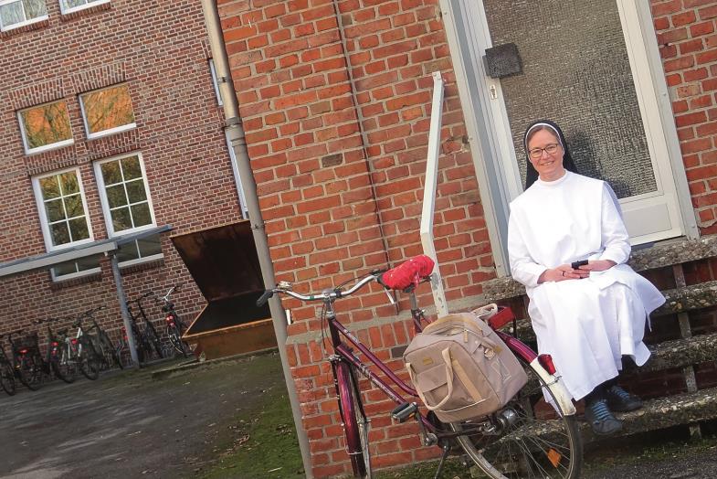 Ordensfrau, Theologin, Pfadfinderin – und meist mit dem Fahrrad unterwegs: Kerstin-Marie Berretz (Foto: privat)