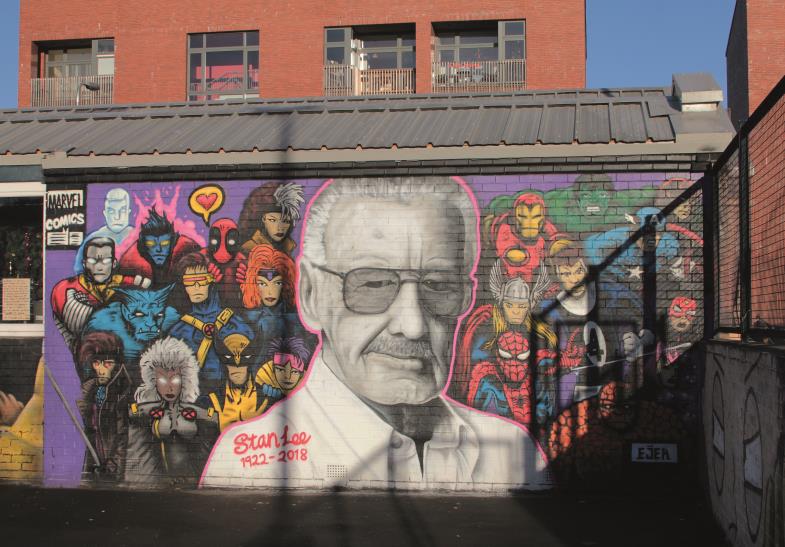 Wandbild an einem Jugendzentrum in Glasgow. Der Künstler EJEK schuf es als Hommage an den Superhelden-Schöpfer Stan Lee, der im Dezember 2018 verstorben war. (Foto: Alan Wylie / Alamy Stock Foto)