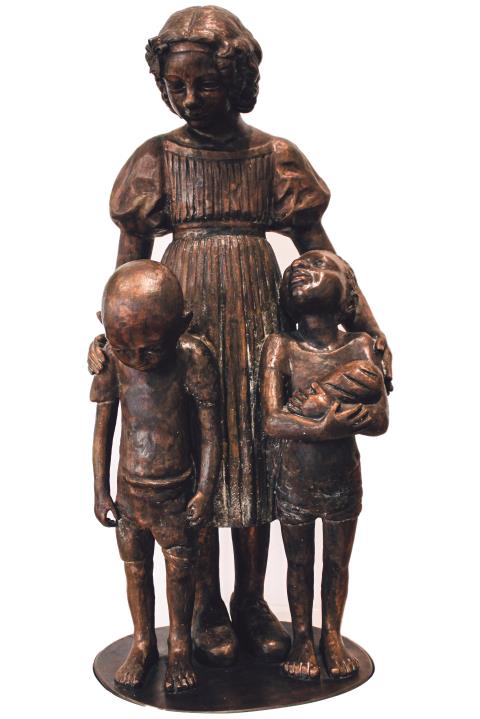 Auguste und die Kinder. Diese Bronzestatue steht in der Sternsingerzentrale in Aachen. Foto: Kindermissionswerk