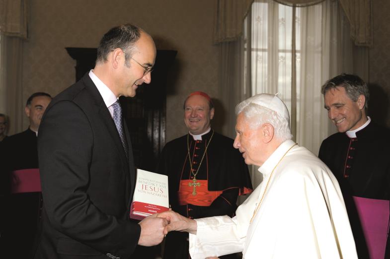 Manuel Herder überreicht das Buch „Jesus von Nazareth“. (Foto: Osservatore Romano)