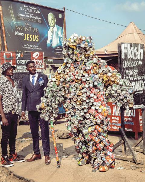 Der Dosenmann/The Can Man, Künstler: Eddy Ekete Mombesa, Foto: © Stéphan Gladieu