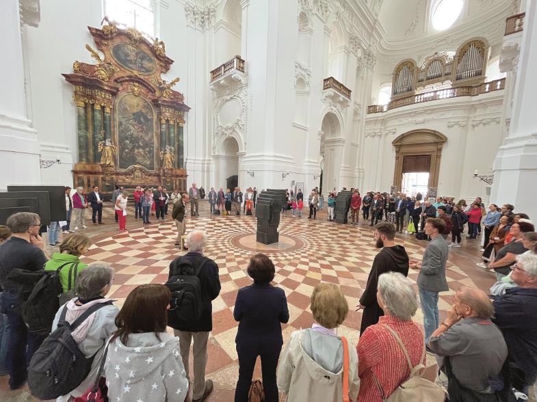 Idealer Ort für das liturgische Laboratorium: die Kollegienkirche mit ihrer Kunstinstallation (Foto: Henning Klingen)