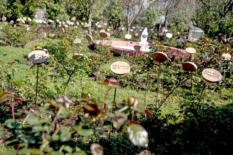 Jeder Widerständlerin eine Rose. Der Garten Grimaldi in Santiago de Chile ist heute ein Gedenkort für die Opfer der Militärjunta. (Foto: Alberto Pena / picture alliance / EPA-EFE)