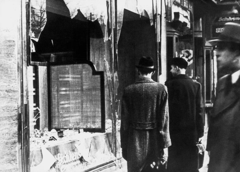 Zerstörte jüdische Geschäfte nach der Pogromnacht am 9. November 1938 (Foto: picture alliance/KEYSTONE | STR)