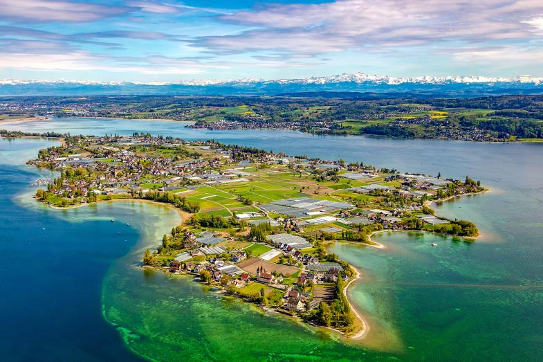 Bodenseeidyll: Die Reichenau (Foto: Achim Mende | Tourist-Info Reichenau) Unten: Andreas-Tragaltar, Ende 10. Jahrhundert (Foto: Markus Groß-Morgen | Domschatz Trier)