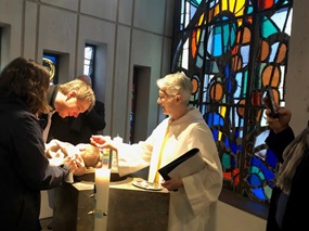 Den Zuspruch Gottes vermitteln: Christine Göttler-Kienzle bei einer ihrer ersten Taufen. (Foto: Stadtdekanat Stuttgart)