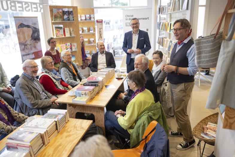 Bereichernde Begegnung in der Erfurter „buchbar“, unter anderem mit Inhaber Olaf Nocke (rechts; Foto: Paul-Philipp Braun)