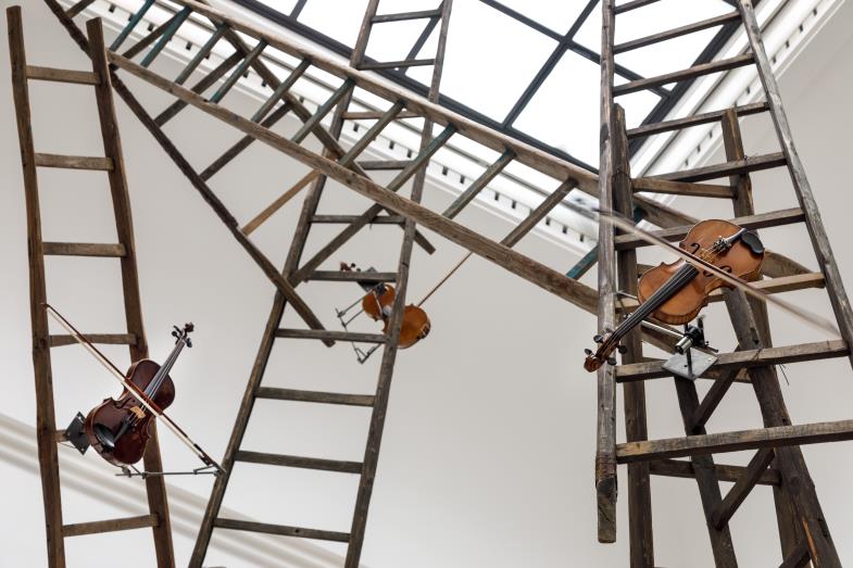 „Turm der Namenlosen“, 1994, Sammlung Rebecca Horn. Ausstellungsansicht Haus der Kunst München, 2024 (Foto: Markus Tretter © VG Bild-Kunst, Bonn 2024)