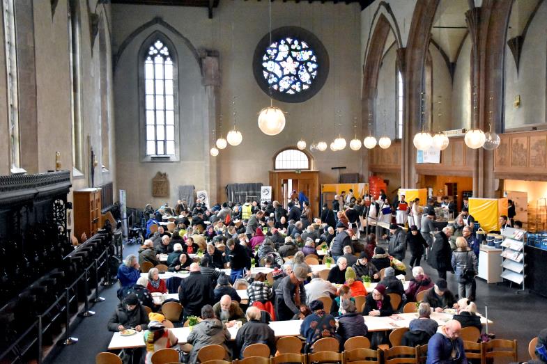 Ein bisschen was vom Paradies vermitteln Vesperkichen in der kalten Jahreszeit. Die Leonhardskirche in Stuttgart war die erste und geht bereits in die 30. Saison. (Foto: Stefan Jehle)