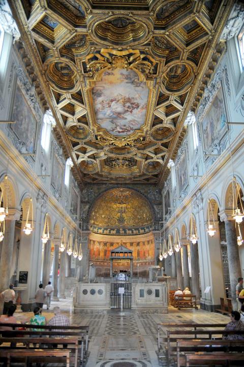 Die Fastenzeit ist wie der Weg durch eine Basilika, hier San Clemente in Rom (Foto: Fabio Mazzarella/Sintesi / pa)