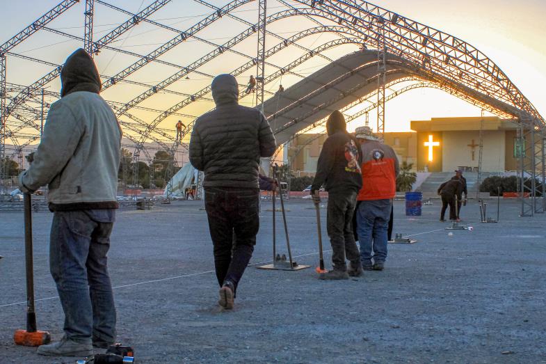 Arbeiter errichten provisorische Lagerhallen, um die Migranten aufzunehmen, die dem hartem Abschiebekurs von US-Präsident Donald Trump zum Opfer gefallen sind.