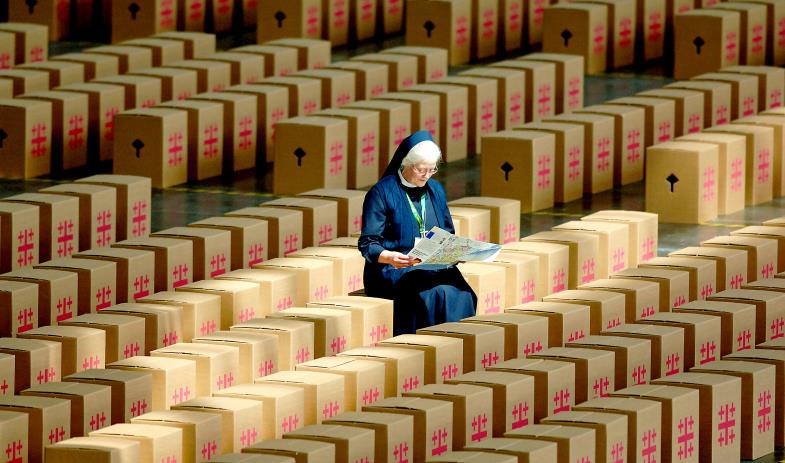 Orientierung in der Vielfalt: Eine Ordensschwester studiert eine Karte des Evangelischen Kirchentages 2005 in Hannover (Foto: Felix Heyder /picture-alliance / dpa)