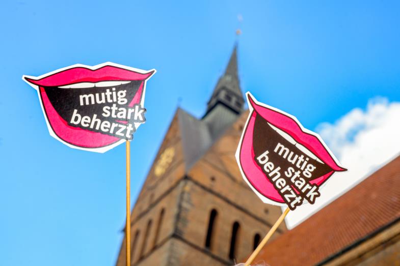 Wimpel mit dem Kirchentagsmotto "Mutig, stark, beherzt" vor der Marktkirche in Hannover