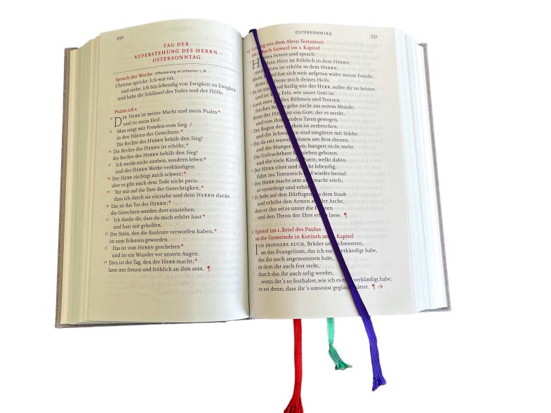 Aufgeschlagenes Perikopenbuch mit verschiedenfarbigen Lesebändchen
