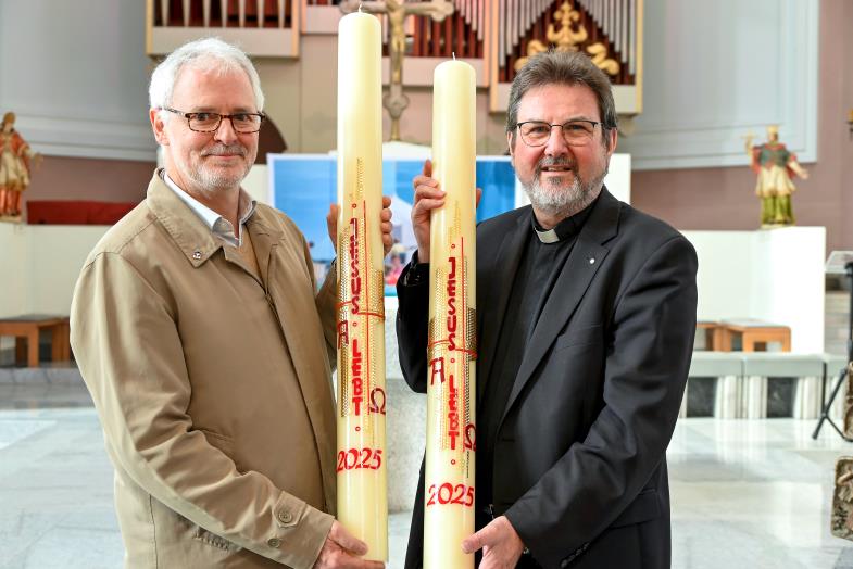 Evangelischer und katholischer Priester mit Zwillingsosterkerzen  (Foto: pkh/Wala)