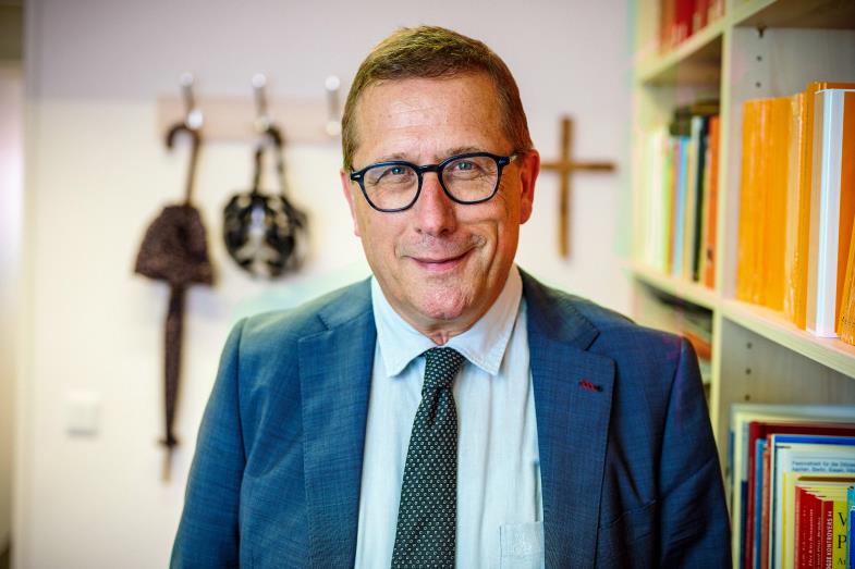 Portrait von Thomas Schüller, Professor für Kirchenrecht an der Uni Münster; Foto: Andreas Oertzen / KNA-Bild