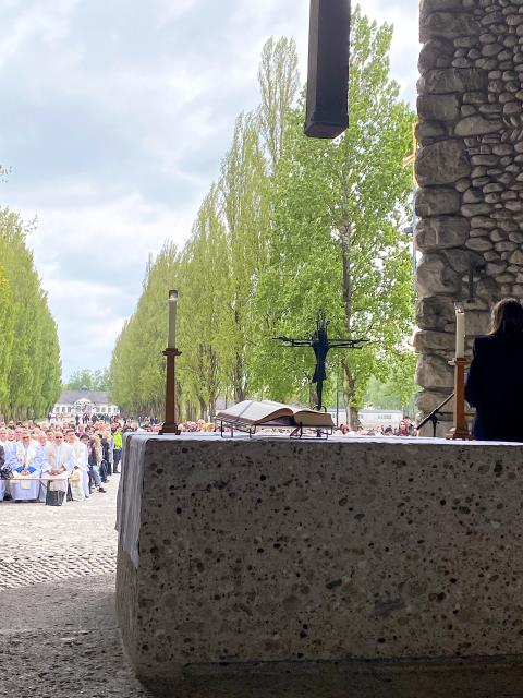 Gedenken in Dachau. Auf dem Altar stehen zwei Kerzenleuchter aus der einstigen Lagerkapelle. (Foto: Michael Gerber)