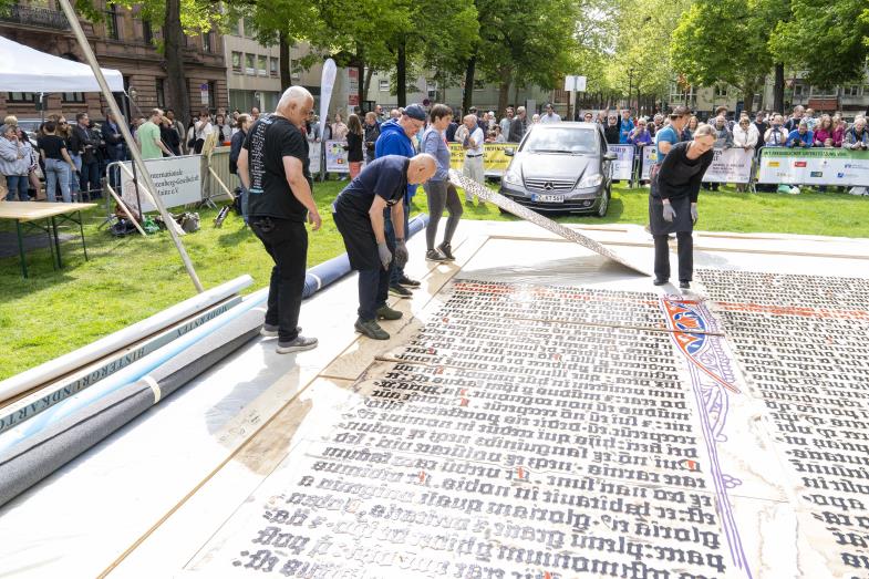 Größte Bibelseite der Welt in Mainz als Bodenfries zum 625. Geburtstag von Johannes Gutenberg