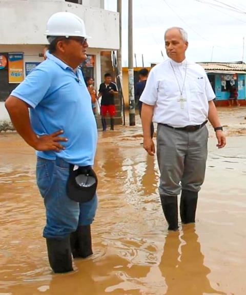 Nah bei den Menschen. Robert Prevost in seiner Zeit als Bischof von Chiclayo bei Opfern der El-Niño-Überschwemmungen. (Foto: Partnerschaftsbüro Lima)