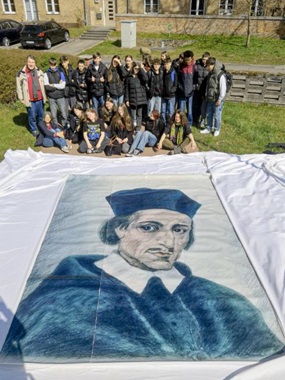 Die stolze Schulklasse mit dem Banner des seligenNils Stensen (Foto: Michael Weng)