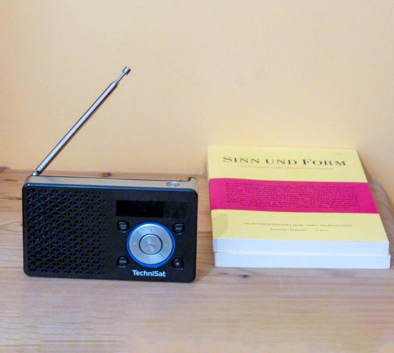 Ein kleines Radio und zwei Ausgaben der Zeitschrift 