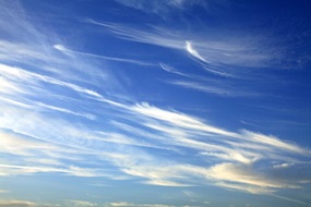 Tiefblauer Himmel mit einigen vom Wind zerstreuten Wolkenstreifen