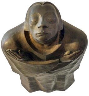 Ernst Barlach, &quot;Der Schwebende&quot;, schwebende Bronzefigur mit vor der Brust gekreuzten Armen