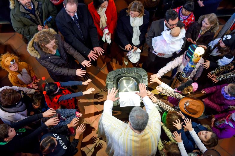 Ein Priester lebt und arbeitet nicht für sich, sondern für andere. Sein Handeln ist eingebunden in Gemeinschaft –vielleicht sollte das viel häufiger auch in der Liturgie erfahrbar gemacht werden, wie hier bei einer Taufwassersegnung in Dietzenbach. (Foto: Harald Oppitz /KNA)
