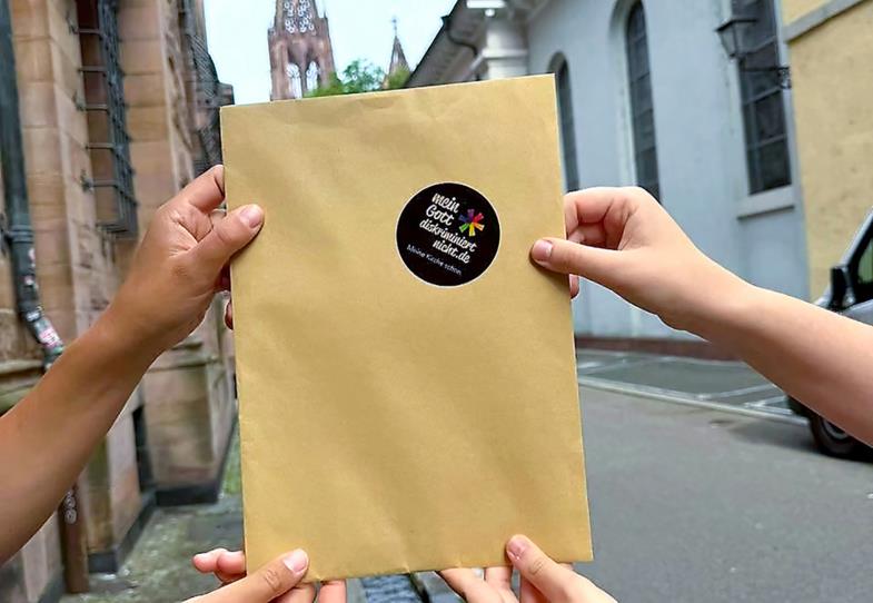 Eine der Bewerbungsmappen wird eingereicht.  (Foto: meingottdiskriminiertnicht)