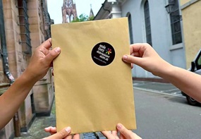 Eine der Bewerbungsmappen wird eingereicht.  (Foto: meingottdiskriminiertnicht)