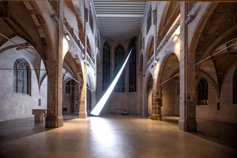 Ein Lichtstrahl als Einladung: Kunstinstallation