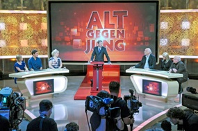 Alte und junge Menschen treten in einer Fernseh-Show gegeneinander an