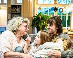 Oma, Mutter und Kinder – drei Generationen auf einem Sofa. In dieser Lebensspanne bewegt sich die Menschheit durch die Zeit (gelegentlich noch mit einer vierten Generation an Urgroßeltern). „Graues Haar ist eine prächtige Krone“, so preist schon die biblische Sammlung der Sprüche das Alter. Von- und miteinander zu lernen bleibt unsere Aufgabe über alle Generationen hinweg. (Foto: Harald Oppitz / KNA)