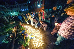 In Solingen wird an die Opfer des islamistischen Anschlags 2024 erinnert. Wie gehen wir mit den Ursachen von Extremismus um?  (Foto: Meuter, picture alliance / nordphoto GmbH)