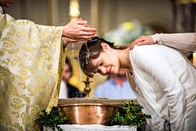 „Je te baptise …“ – in Frankreich lassen sich immer mehr Erwachsene taufen. (Foto: Corinne Simon / KNA)