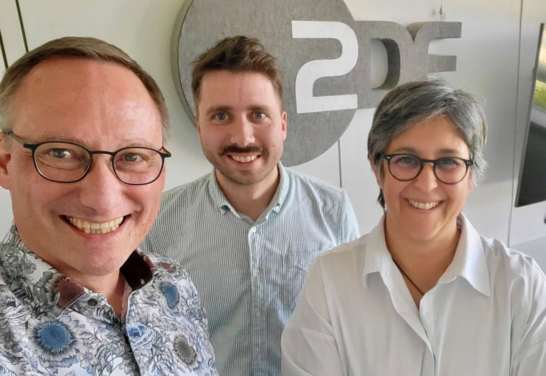 Akademie-Direktor Achim Budde, CIG-Redakteur Moritz Findeisen und ZDF-Moderatorin Shakuntala Banerjee