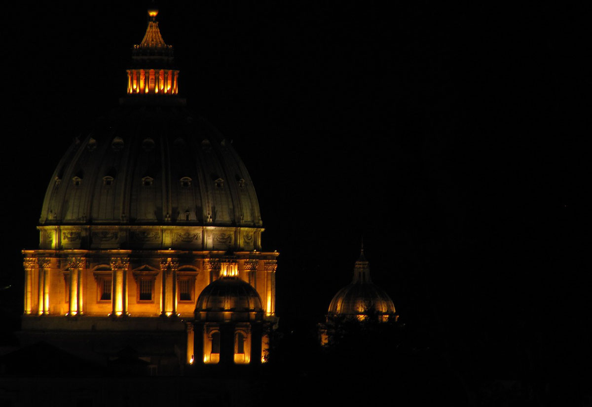 Petersdom bei Nacht