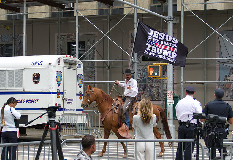Trump-Supporter auf Pferd