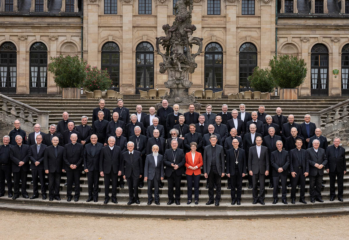 Die Deutsche Bischofskonferenz mit Generalsekretärin Beate Gilles im Herbst 2025 in Fulda