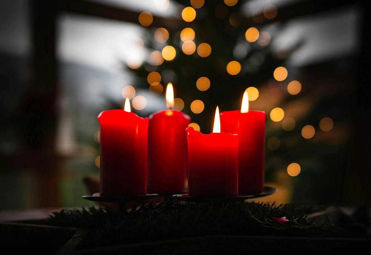 Adventkranz mit vier brennenden Kerzen
